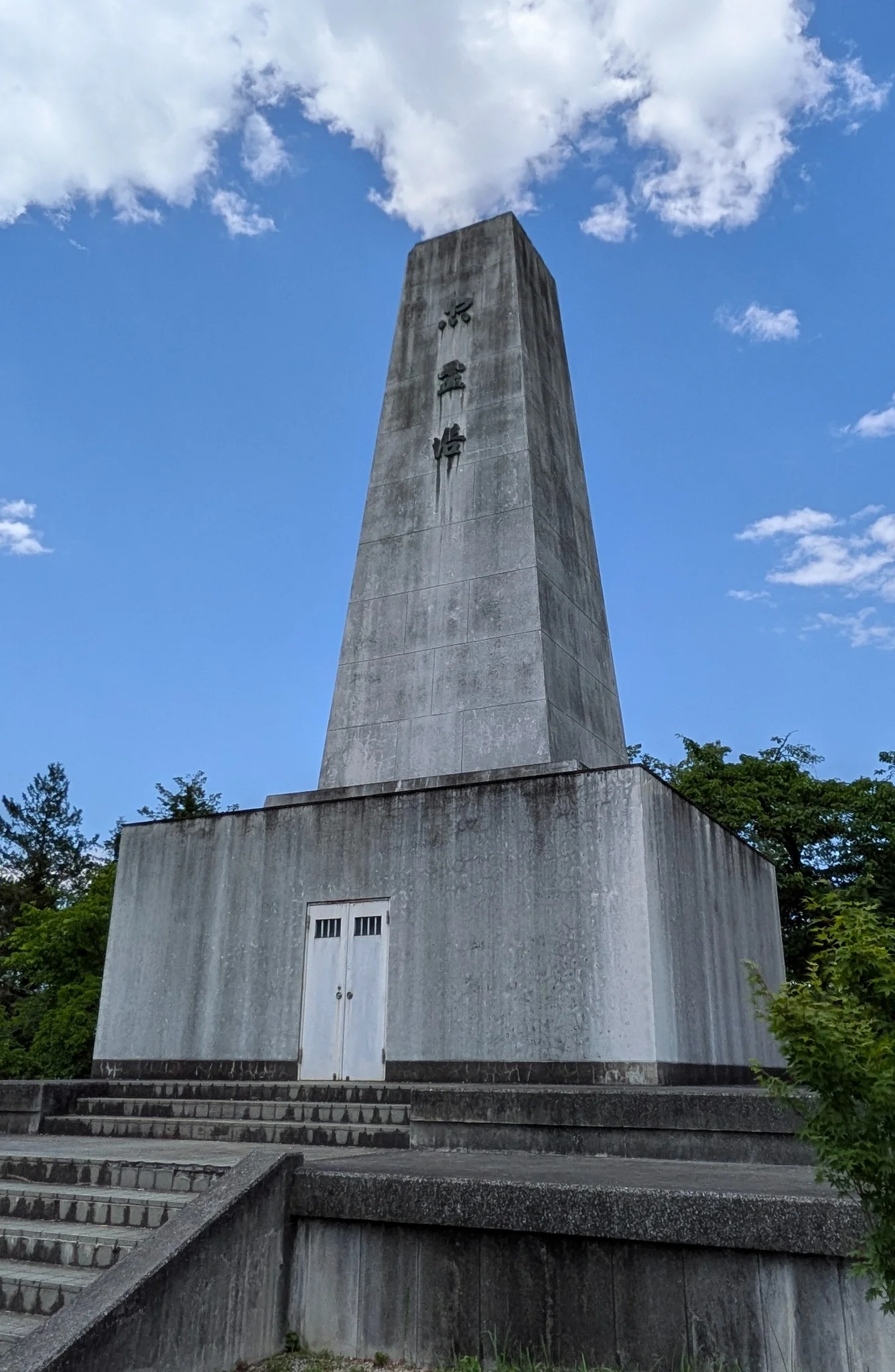 大東亜戦争の戦没者の慰霊塔らしい。説明文とか特になしで、今調べて知った