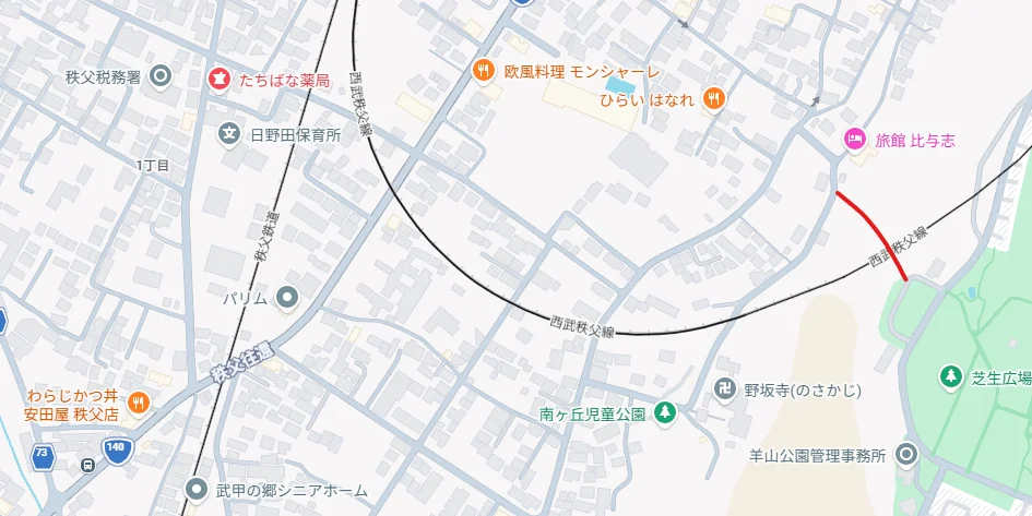 左側のわらじかつ丼のお店から向かった