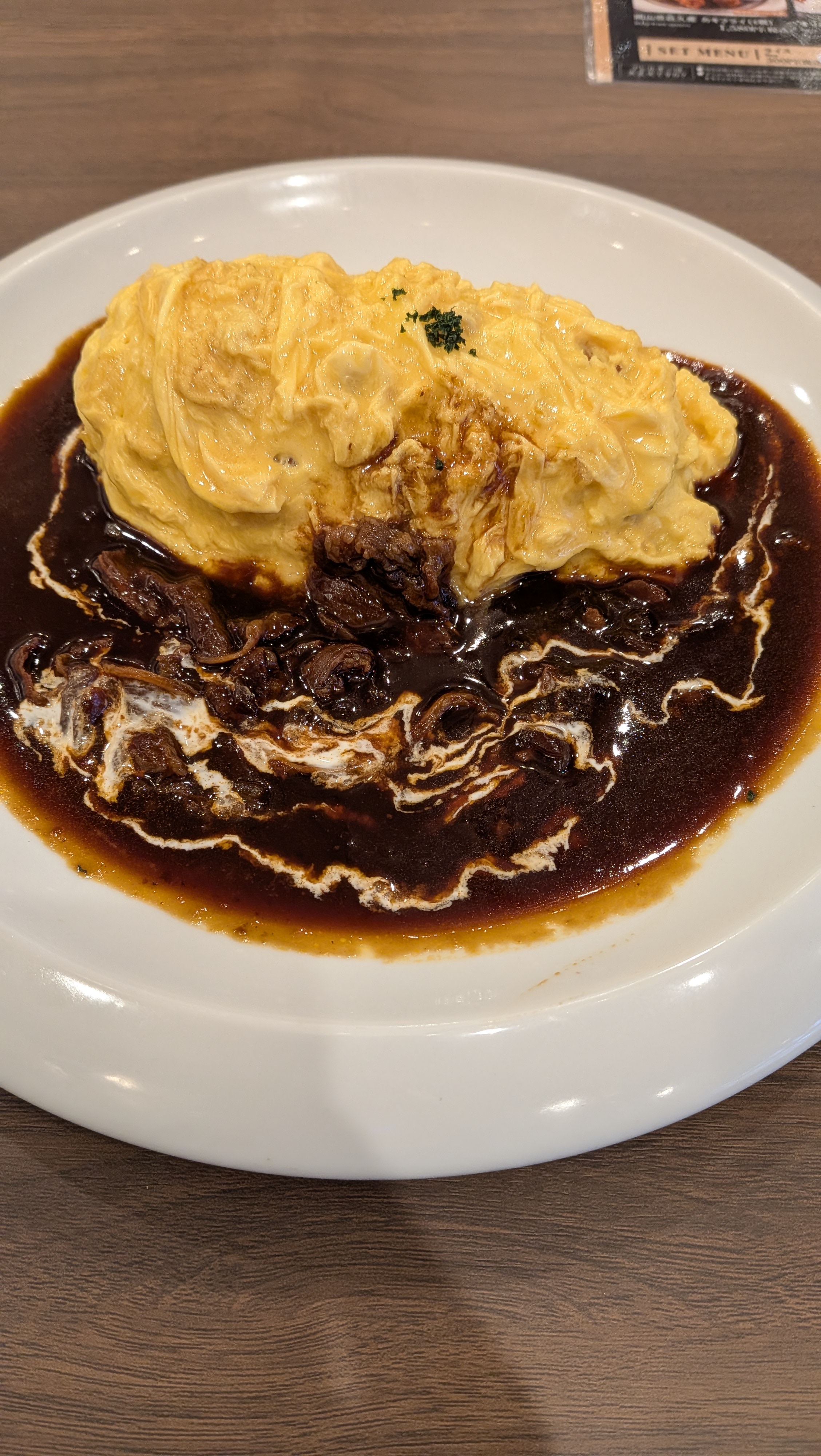 Discordで通話しながらオムハヤシ食べる男性