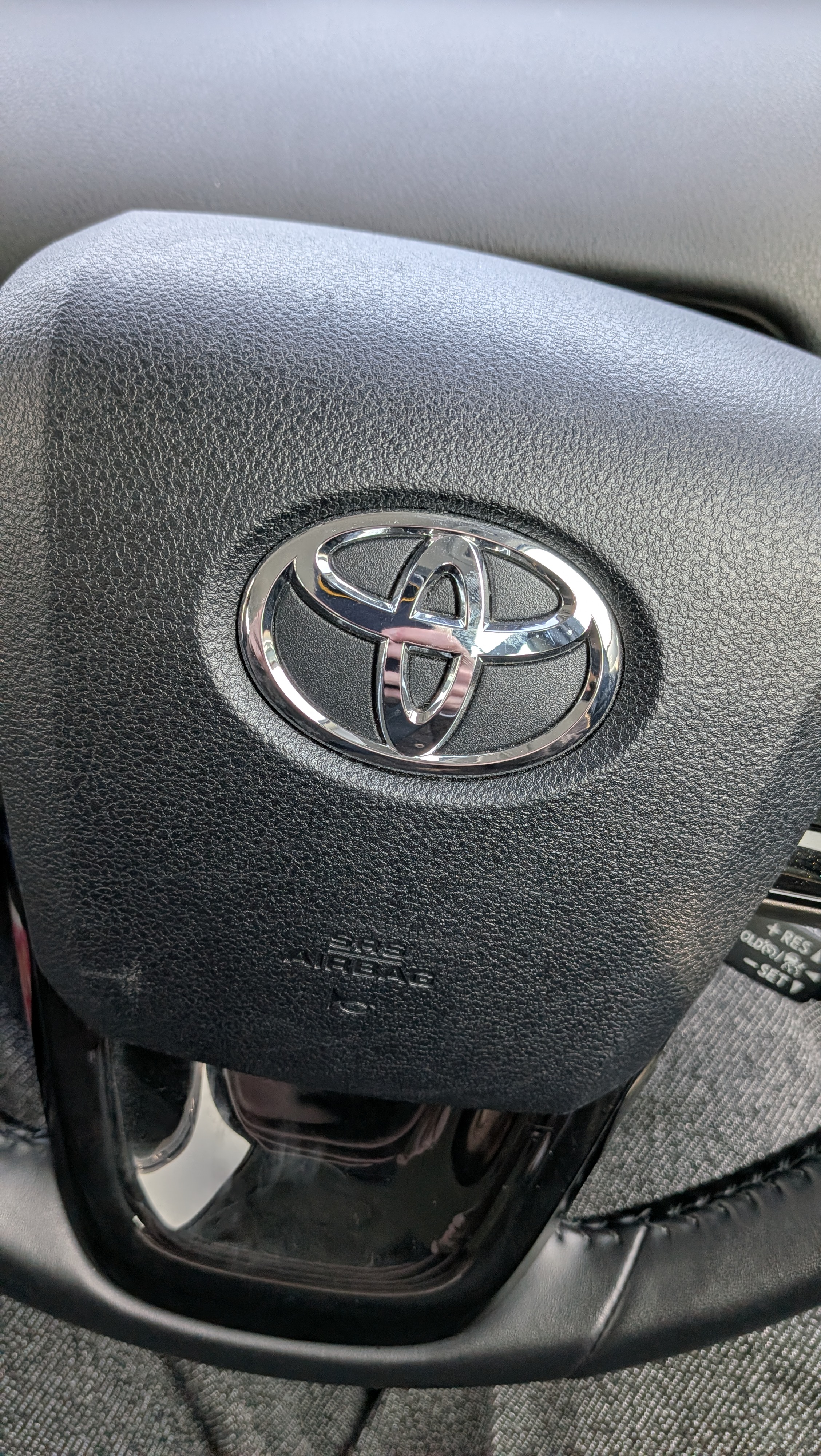 本日の愛車、プリウスくん